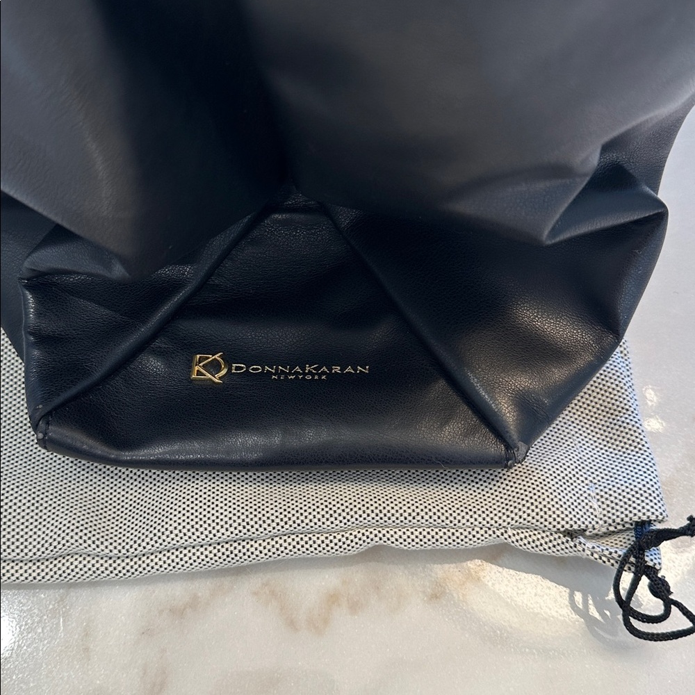 NWT Donna Karan Black Leather Shoulder Bag with Gold Chain - Picture 3 of 12